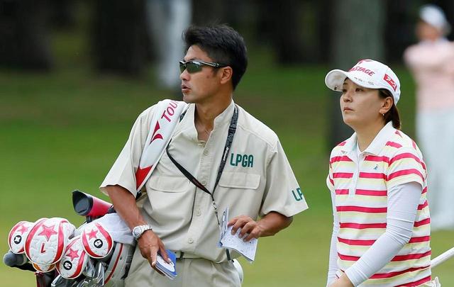 画像: 佐藤大輔さんは4年弱、茂木宏美プロのキャディを務めていた