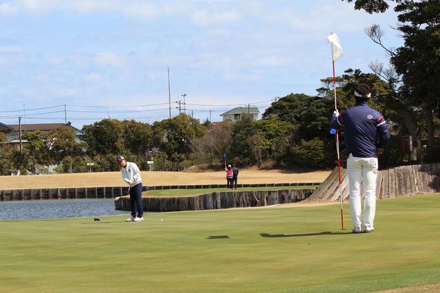 画像: 12番ホール。各選手傾斜に切っているグリーンにお手上げ状態だった