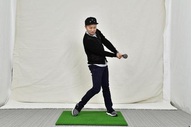画像: 飛んでくるボールを打ち返す野球のバッティングは、インパクトの位置が体よりも前になる