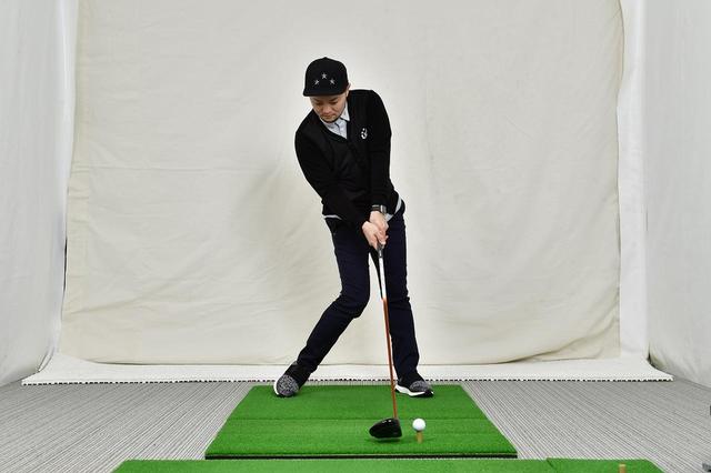 画像: 野球が体の前なのに対して、ゴルフは体の正面がインパクトの位置