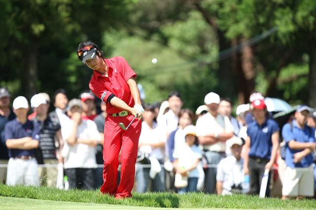 画像: 今をさかのぼること9年。石川遼は右手前のラフからチップインイーグルを決めた(写真:ミズノオープンよみうりクラシック2009)