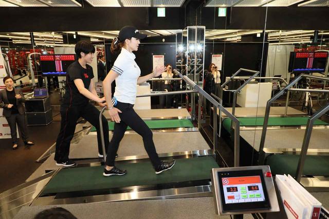 画像: トレーナーの指導を受けトレーニングを行うアン・シネ