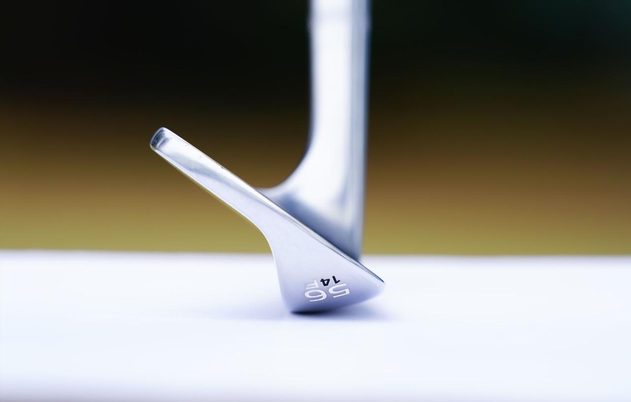 画像: ソールの出っ張り「バウンス」があることで、ウェッジはダフリにくくなると同時に前へと進む推進力を得る