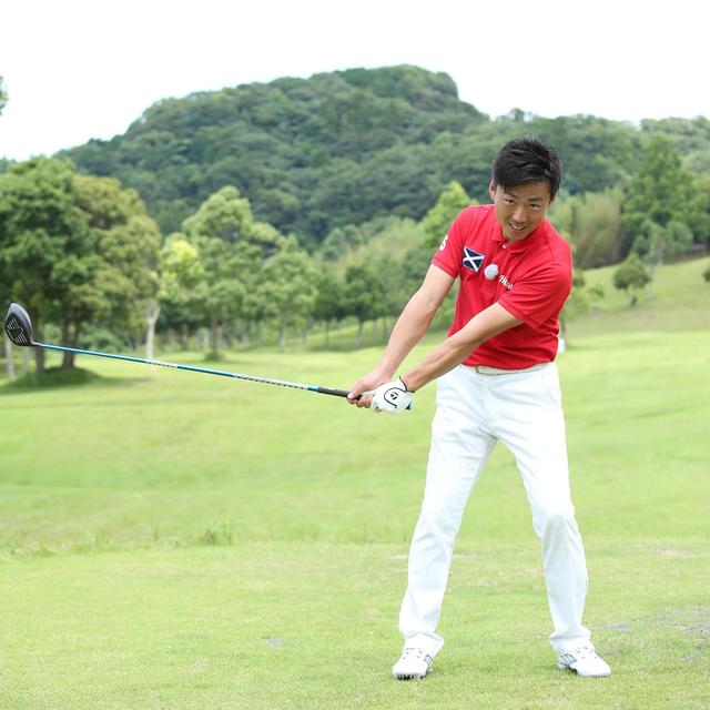 画像: ハンドルを右に切るように腕を回す「右折」の動き。腕の動きにつられて体重移動も勝手に起こる