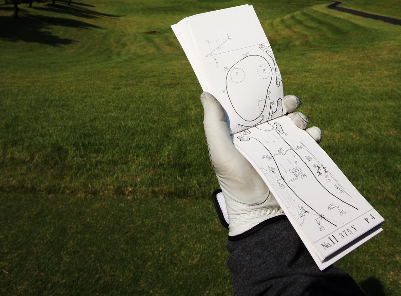 いつ頃使われはじめた？ プロ御用達の“ヤーデージブック”日本ツアー上陸の歴史【ゴルフは100球打つより見てなんぼ！】 みんなのゴルフダイジェスト