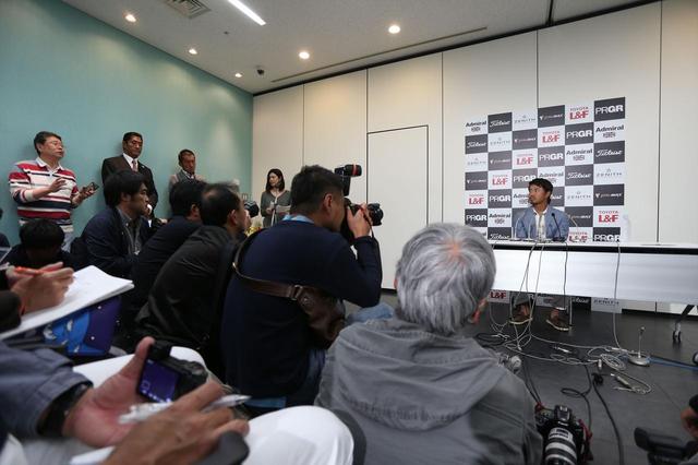 画像: 帰国後会見での小平。多くの報道陣が詰めかけた(撮影/野村知也)