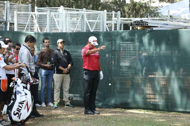 画像: 2017年WGCメキシコ選手権で動かせない障害物からの救済を受ける松山英樹。この光景が見られるのも今年まで(写真/姉崎正)