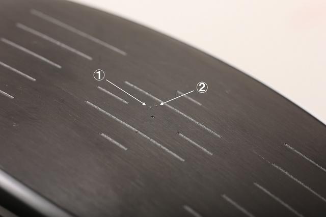 画像: フェースセンター付近に示された、2つのフェース面上の重心。その差は1ミリにも満たないほどだが、これが球筋を左右するほどの大きすぎる変化なのだ