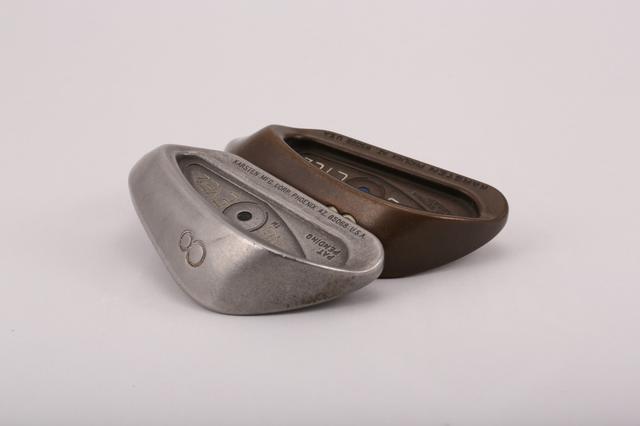 画像: 17-4ステンレス(手前)とベリリウム(奥)のヘッド。ヘッドの外周とフェース裏の段差に注目。同じ番手なのにベリリウムは凹みが深い。つまり、フェースが薄いということ。ステンレスをここまで薄くすると割れてしまう。