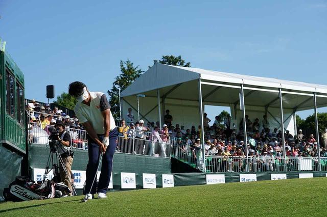 画像: 勝利を決めた18番グリーン奥からのチップインバーディ(写真/2018年の日本ゴルフツアー選手権 森ビルカップ)