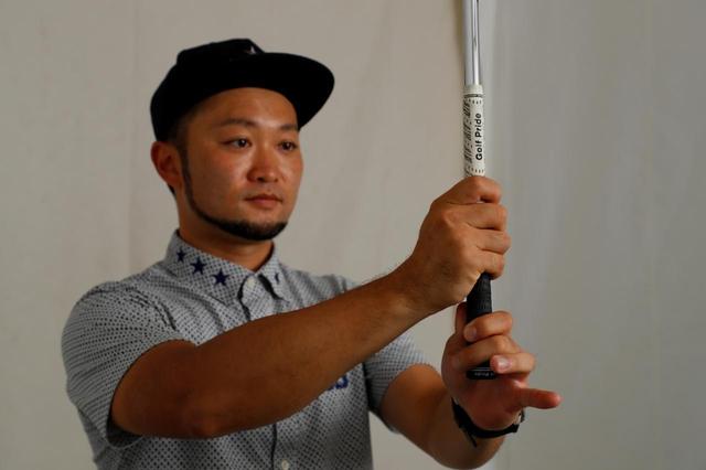 画像: 左手を3本指でつまむように持つことで、右手の正しい使い方が身につくと浦コーチ(撮影/岡沢裕行)