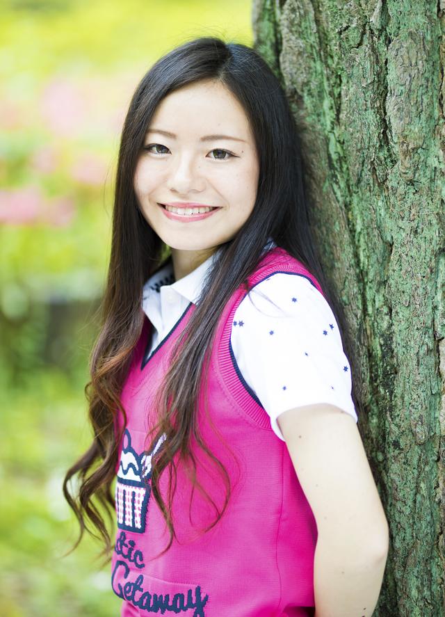 画像: 身長152cmと小柄な桃果さん。「ドライバー飛距離は220ヤードです」