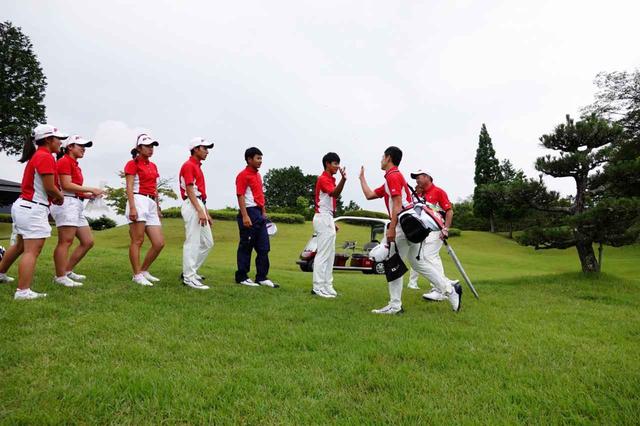 画像: プレーを終えた中島啓太を、日本代表全員が出迎え。男女の別なく、チームワークの良さが際立った