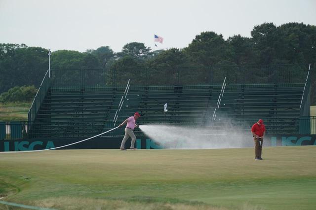画像: プレー終了後、水が撒かれるグリーン上。明日の優勝争いの行方は……!?