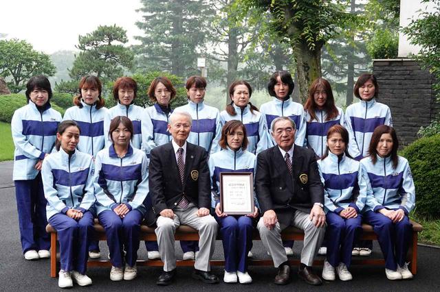 画像: 小金井CCのキャディさんが「キャディーの日」記念日登録証を受け取った