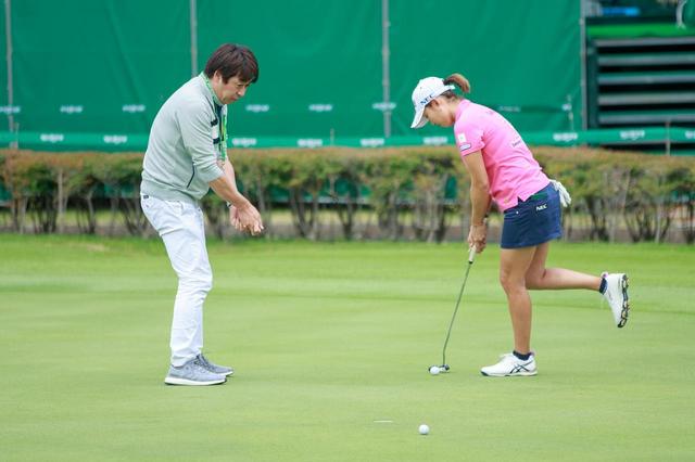 画像: 片足パット練習をする原江里菜と大本研太郎コーチ