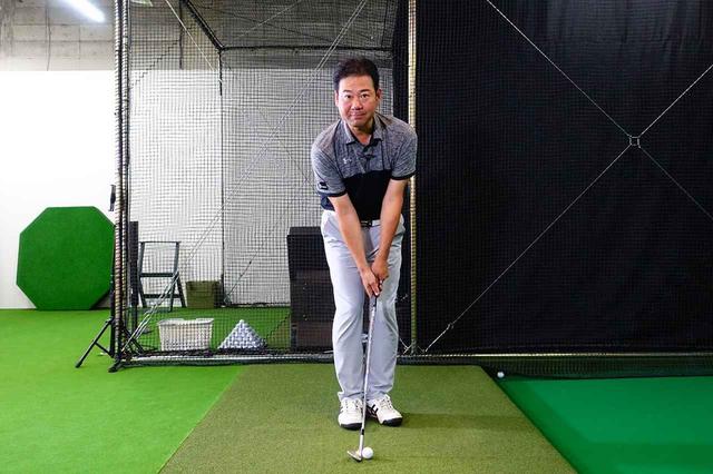 画像: 振り幅を小さくし手首を固定することが距離感を合わせる上で重要だと話す井上