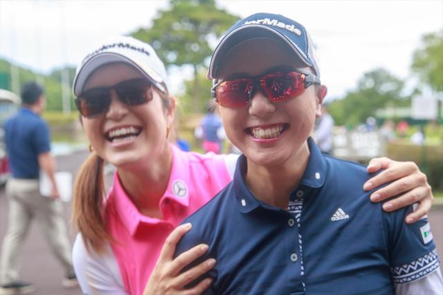 画像: カジュアルでも使えるサングラスをチョイスした大西葵(左)とスポーツタイプを選んだ宮田成華(右)。ふたりともバッチリ似合っている