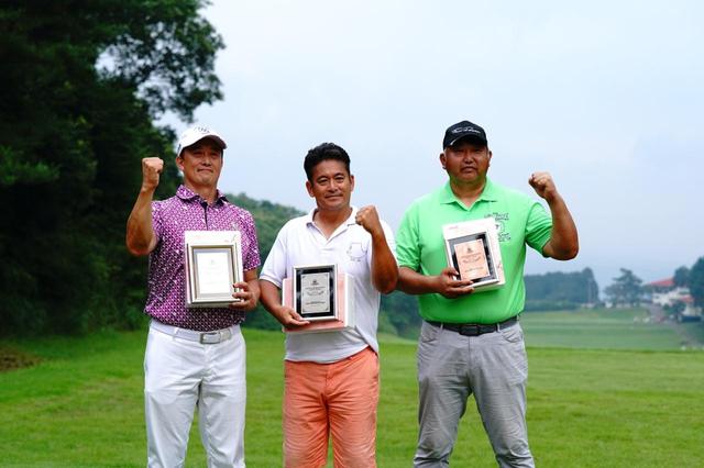 画像: スーパーシニアディビジョンを制したのは堀田晃宏(写真左)。2位は小西憲三郎(写真中央)、3位はオープンディビジョン、シニアディビジョンにも出場していた山田勉(写真右)