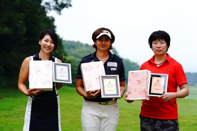 画像: ウィメンズディビジョンはベテランの齊藤かおり(写真中央)が優勝。杉山美帆(写真左)が2位、山添麗子(写真右)が3位となった