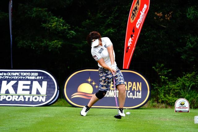 画像: 体幹・コアを使った回転スウィングで3年振りの復活優勝を果たした齊藤かおり