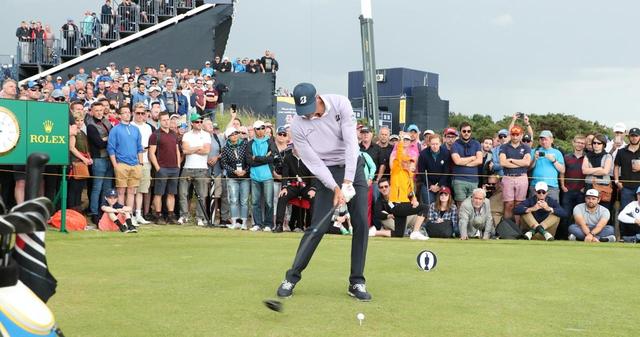 画像: マット・クーチャーは手首の角度のリリースを早くしてヘッドを加速させている(写真は2017年の全英オープン)