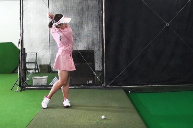 画像: 幡野夏生は、まず風・距離・傾斜を確認した後、一度スウィング。その後、ボールの後ろからターゲットを確認するというルーティン
