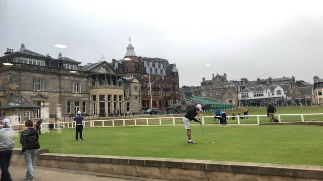 画像: 左に見えるのが英国ゴルフ協会の建物。手前の練習グリーンではスタートを待つゴルファーたちが熱心に練習している