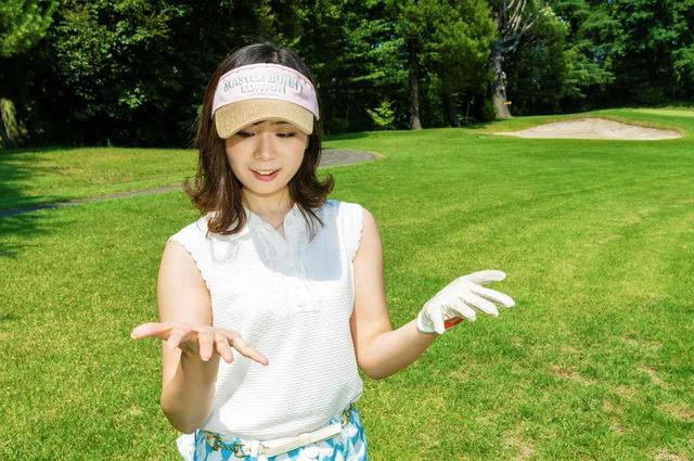 画像: 「あ~あ、あまりの暑さで手にも汗をかいてしまっているわ」