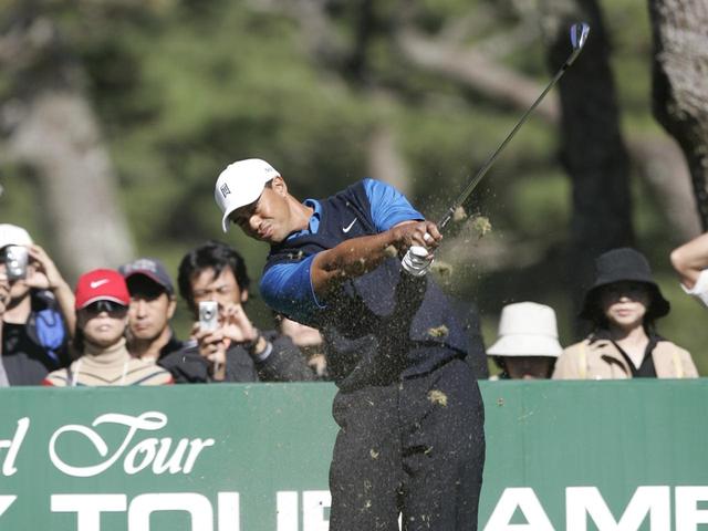 画像: 2006年のタイガーと比較して、フェアウェイキープ率は水準に戻りつつあるとゴウ・タナカ(写真は2006年のダンロップフェニックス)