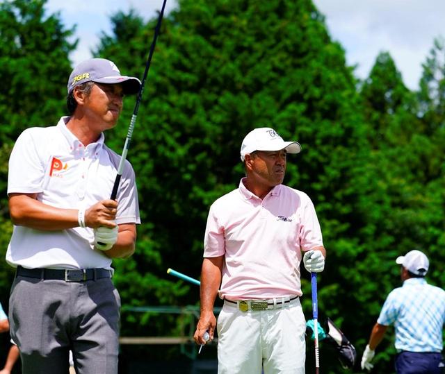 画像: お酒を控えて睡眠をたっぷりとるという秋葉真一(写真左)と久保勝美(写真右)(写真は2018年ファンケルクラシック練習日)