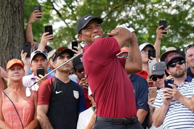 画像: “ヒールの角”があるアイアンを使うタイガー・ウッズ(写真は2018年全米プロゴルフ選手権 撮影/姉崎正)