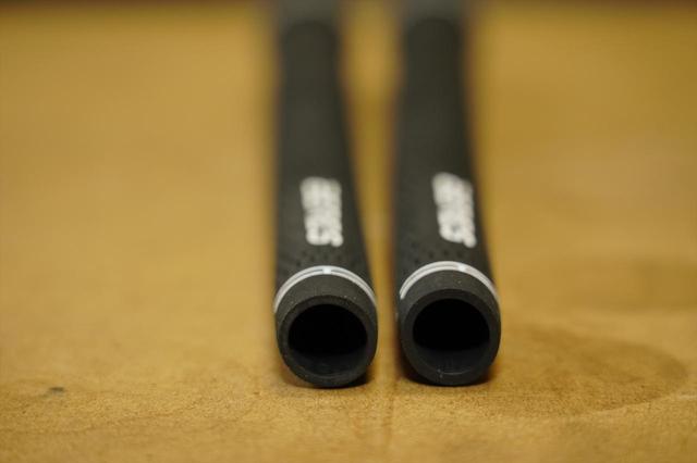 画像: 右が肉厚の60口径で左が肉薄の62口径のグリップ、重量の違いは3~4g程度