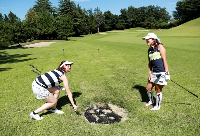 画像: 「排水溝の上にあったので、救済しまーす!」「どうぞ~」