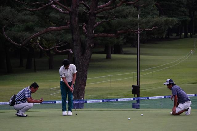 画像: 暗くなるまでパッティング調整を繰り返す