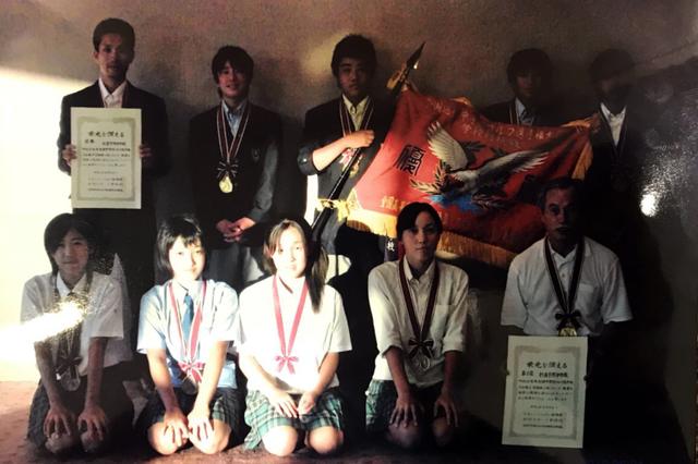 画像: 全国中学・高等学校ゴルフ選手権で団体2位の成績を残したときのYUIKA(下段の左から2番目)と同期のプロゴルファー・村田理沙(下段の左から4番目)