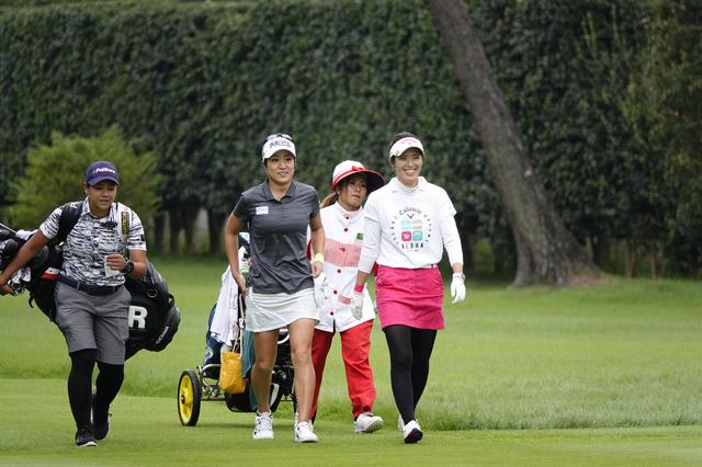 画像: 練習ラウンドをともにする藤本麻子と甲田