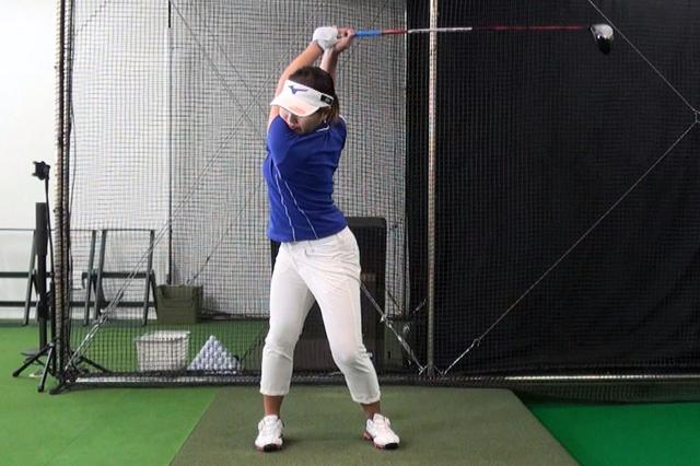 画像: ショットの精度をより向上させるため、シャット系のスウィングを、オープンに変えて練習中の幡野夏生