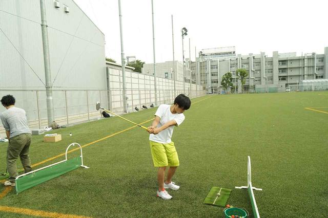 画像: 武蔵野美術大学のゴルフ授業で試作クラブを打つ学生
