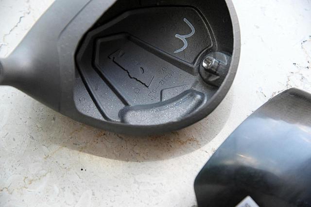 画像: TW747 455。ヘッド内部の後方ヒール寄りが肉厚になっている分、低・深重心化しているのがわかる。カーボンクラウンの恩恵だ