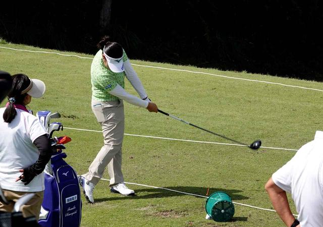 画像: スタンレーレディスの練習日にドライバーの練習に時間を割く川岸史果