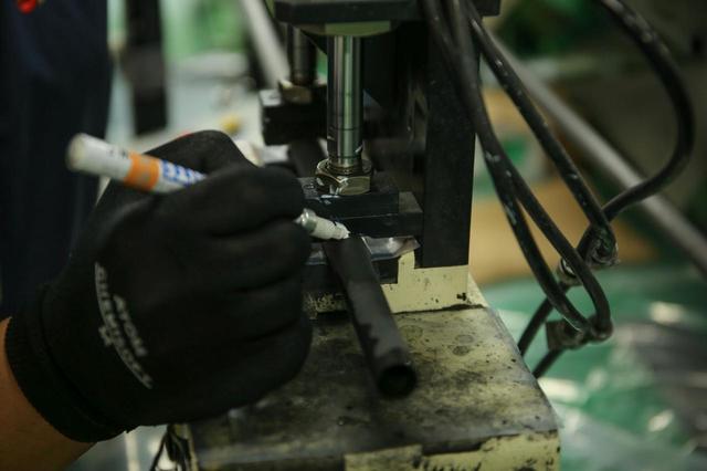 画像: 大手シャフトメーカーの工場でも背骨(スパイン)を調べマーキング。それに対してロゴや模様の転写を正対して行うことが基本となっている(撮影/富士渓和春)