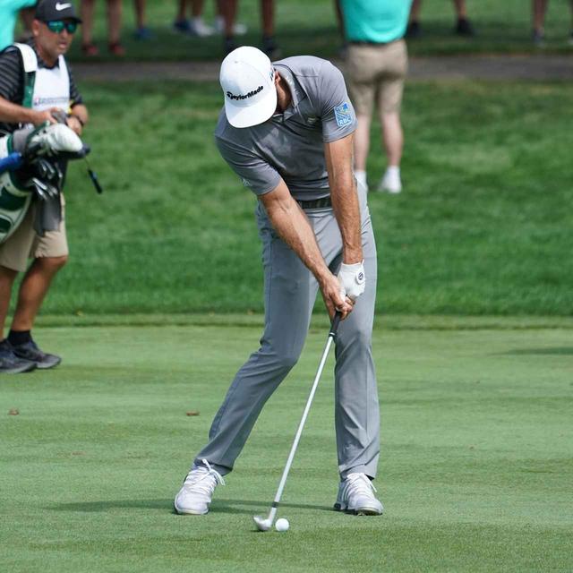 画像: ハンドファーストヒットの度合いが強いPGAツアーのプロは60度、62度といったロフトの寝たウェッジを選ぶことが多い(写真はダスティン・ジョンソン 撮影/姉崎正)