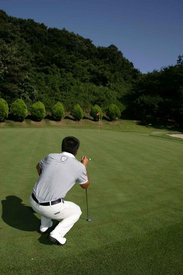 画像: 手順2 目線を低くして球の後ろからラインを見る