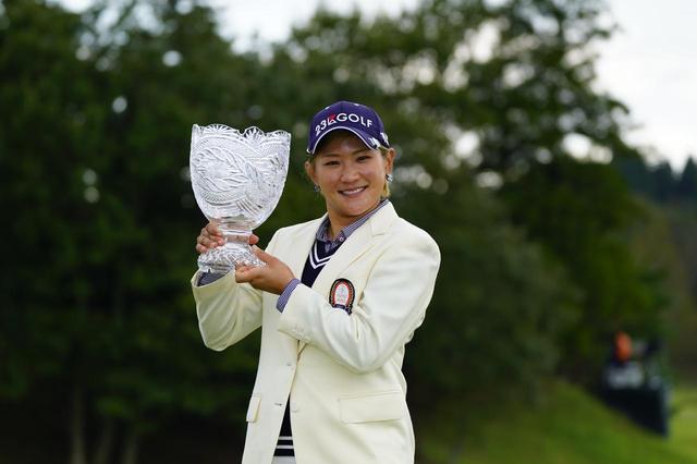 画像: 「富士通レディース」で今季3勝目を挙げた成田美寿々