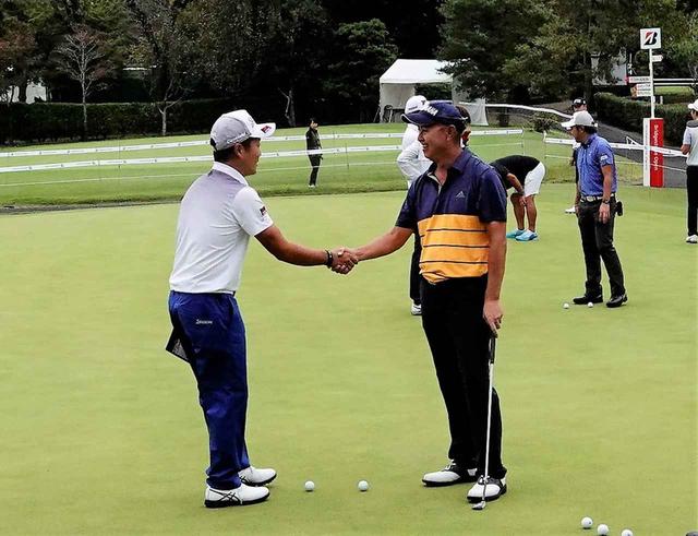 画像: ブリヂストンオープンの会場で稲森を祝福する谷口