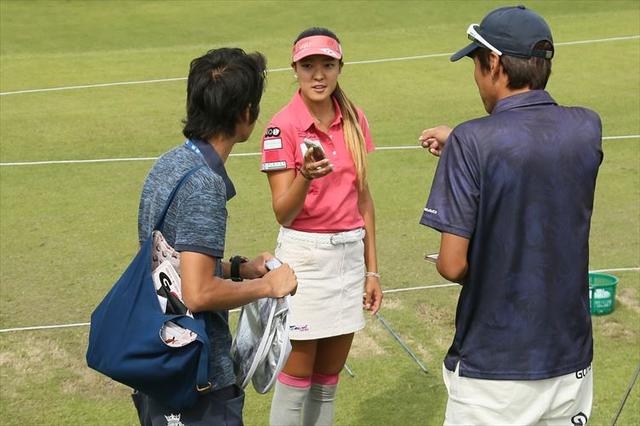画像: 練習場でエイミー・コガに話を聞く記者