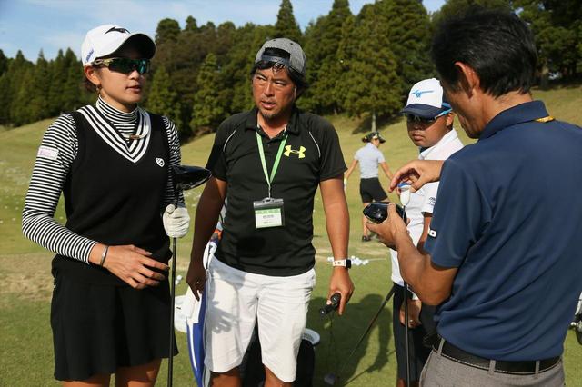 画像: 新しいドライバーを試す原英莉花