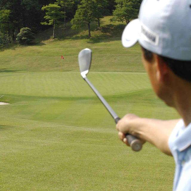 画像: 「必ずセンターを狙う」など、少しずつ自分のゴルフに制約を設けてみよう(写真はイメージ 撮影/増田保雄)