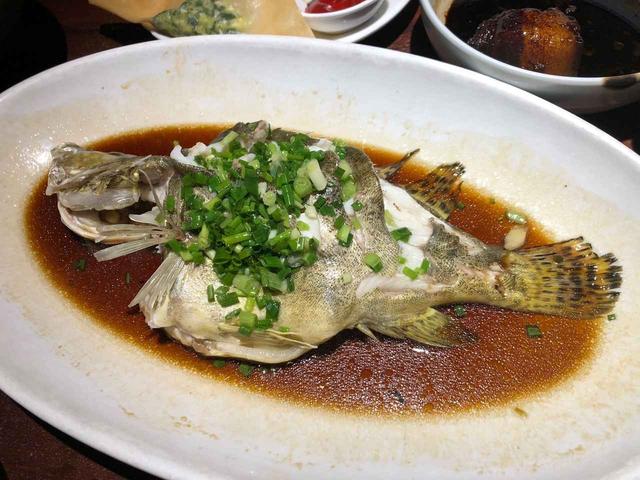 画像: オーダーした料理を自ら取り分けるなど、「おもてなし」してくれた